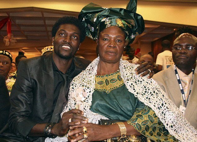 Emmanuel Adebayor et sa mère